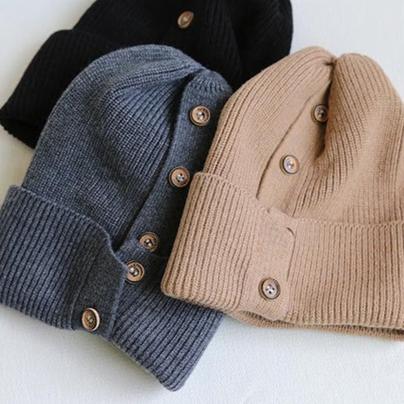 Round button knit hat